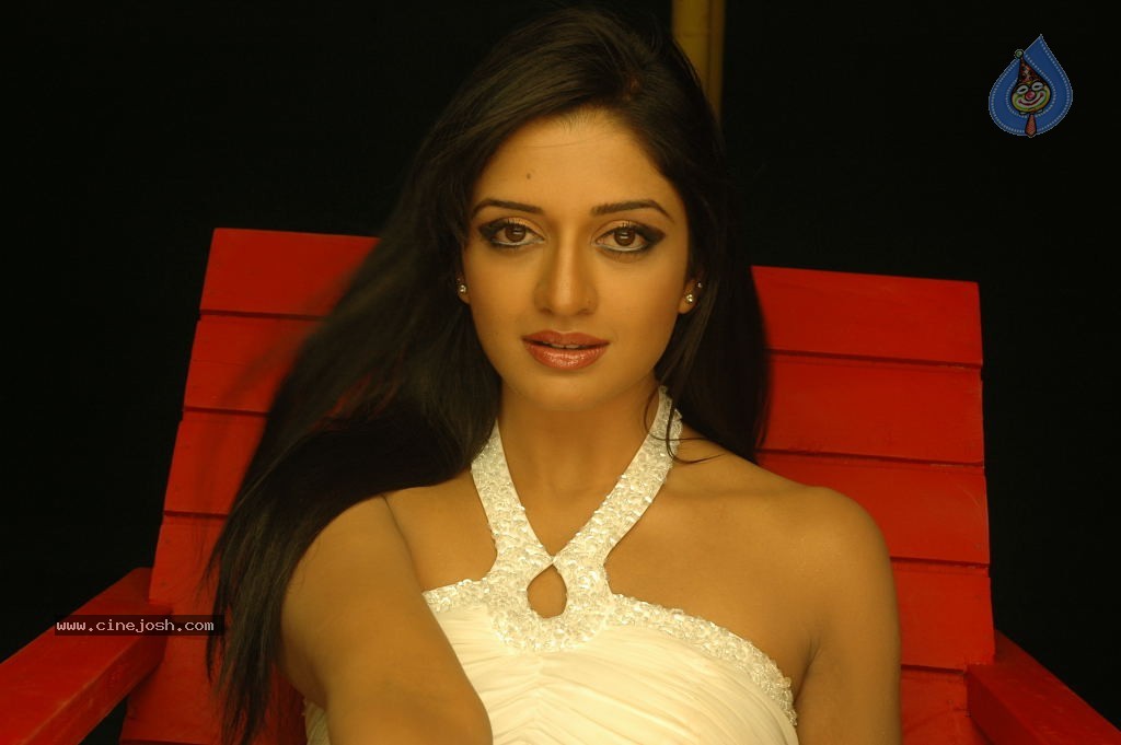 Vimala Raman Cute Stills - 27 / 51 photos