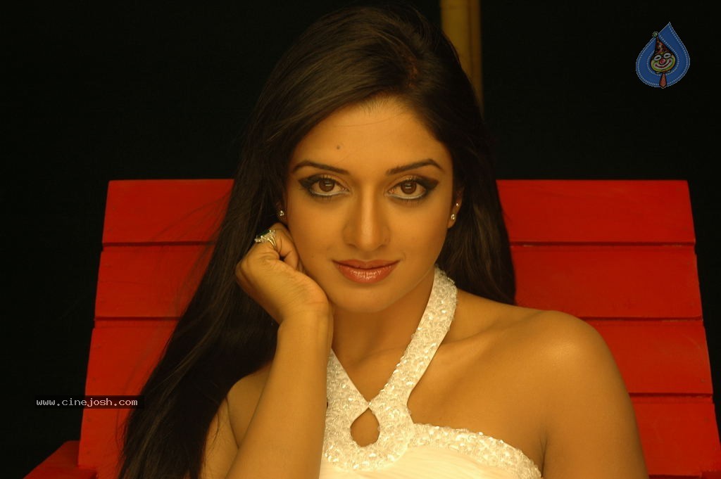 Vimala Raman Cute Stills - 37 / 51 photos