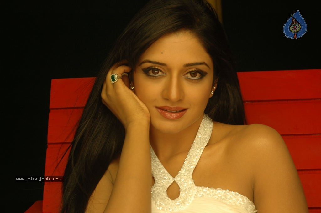 Vimala Raman Cute Stills - 42 / 51 photos