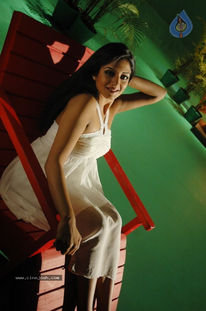 Vimala Raman Cute Stills - 48 / 51 photos