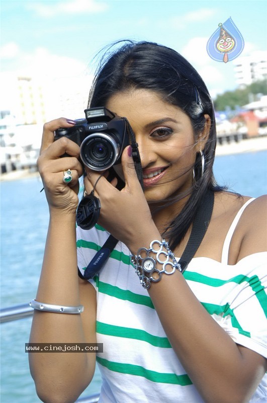 Vimala Raman (Exclusive CineJosh) - 29 / 82 photos