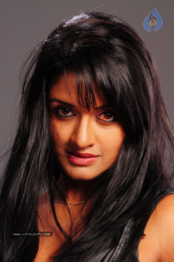 Vimala Raman Gallery - 2 / 126 photos