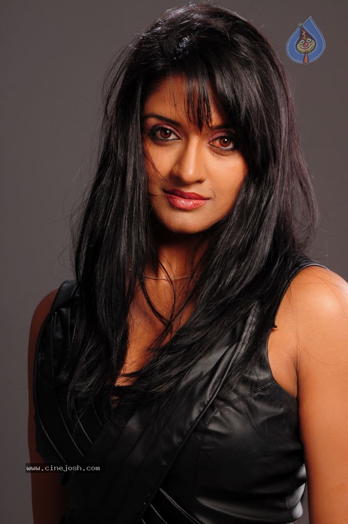 Vimala Raman Gallery - 15 / 126 photos