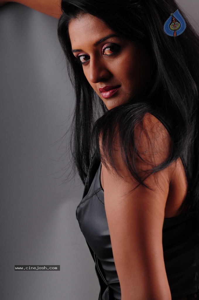 Vimala Raman Gallery - 71 / 126 photos