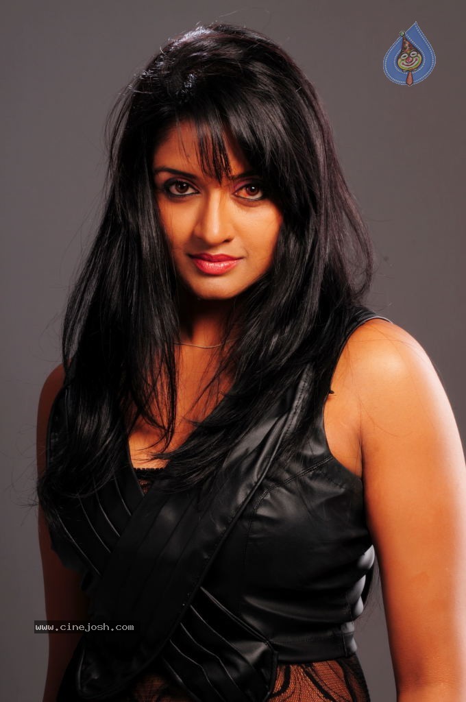 Vimala Raman Gallery - 105 / 126 photos