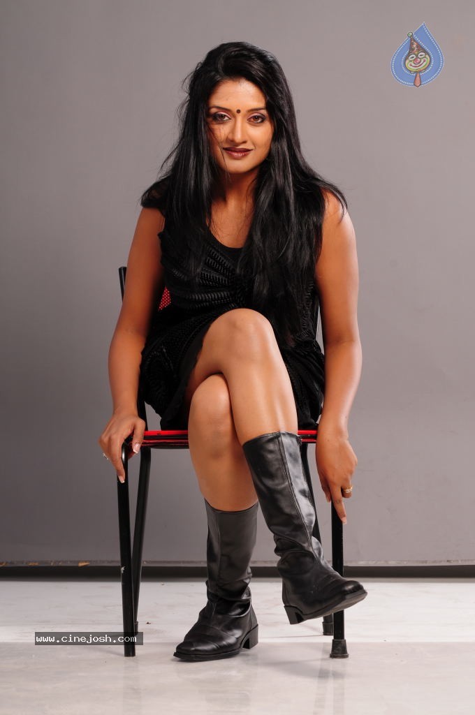 Vimala Raman Gallery - 121 / 126 photos