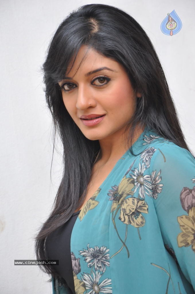 Vimala Raman Gallery - 5 / 47 photos