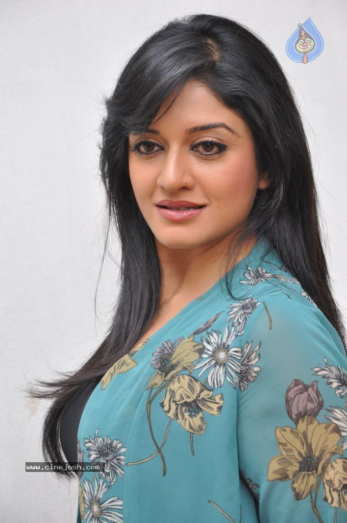 Vimala Raman Gallery - 16 / 47 photos