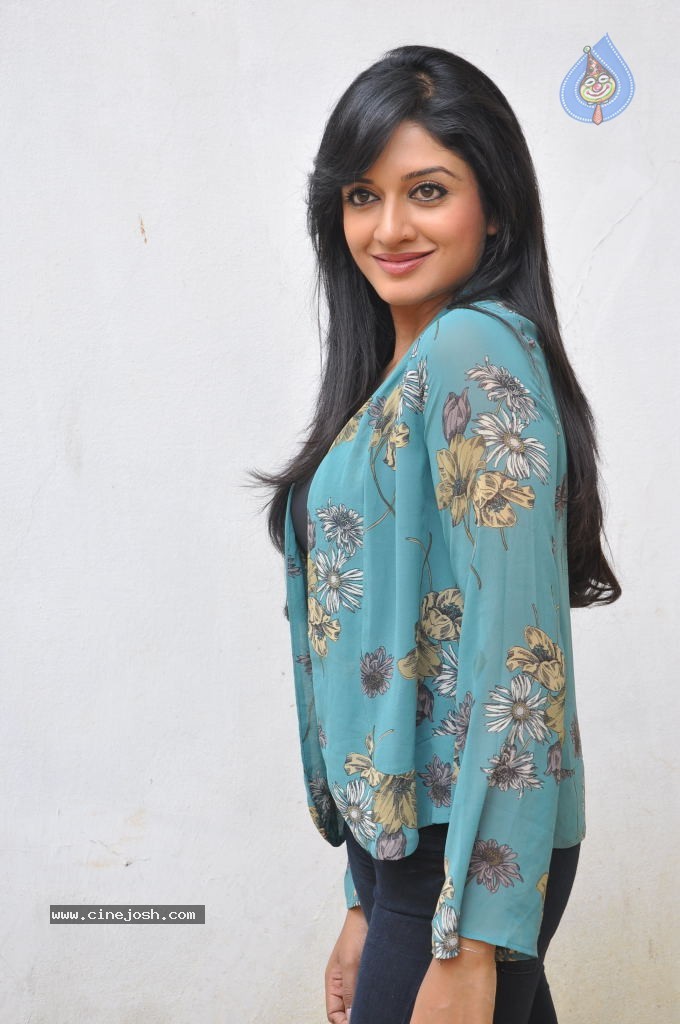 Vimala Raman Gallery - 25 / 47 photos