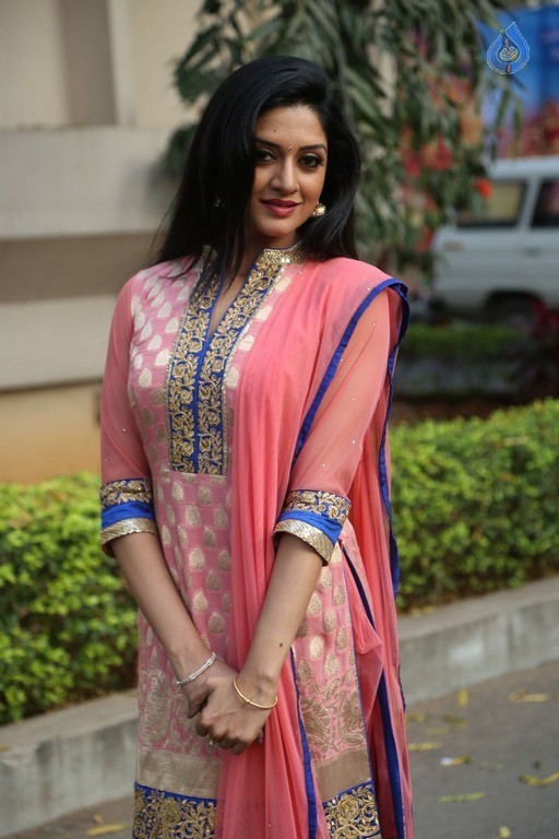 Vimala Raman Latest Gallery - 22 / 69 photos