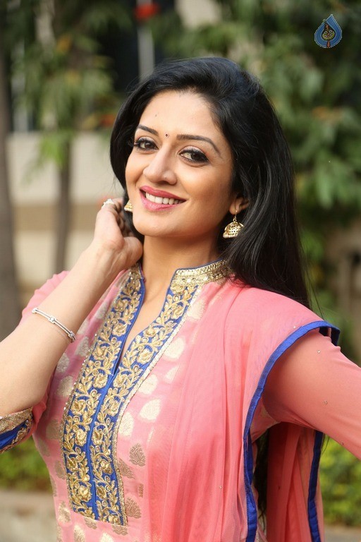 Vimala Raman Latest Gallery - 24 / 69 photos