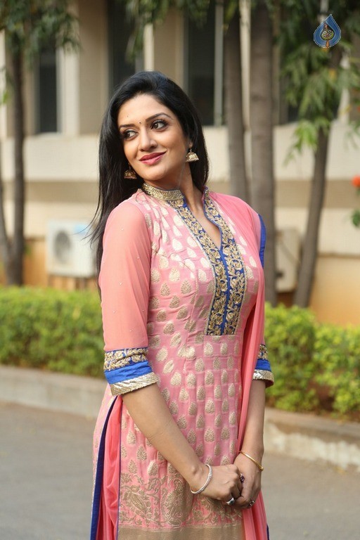Vimala Raman Latest Gallery - 36 / 69 photos