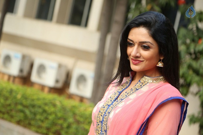 Vimala Raman Latest Gallery - 52 / 69 photos