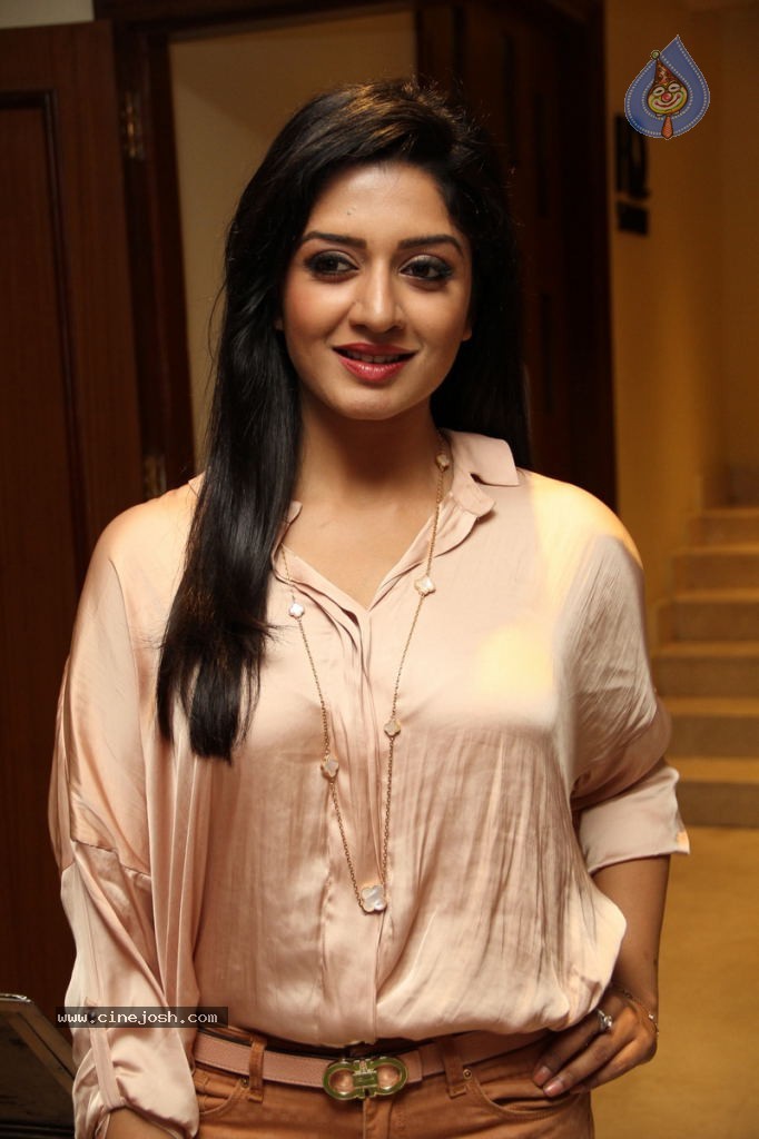 Vimala Raman Latest Photos - 27 / 107 photos