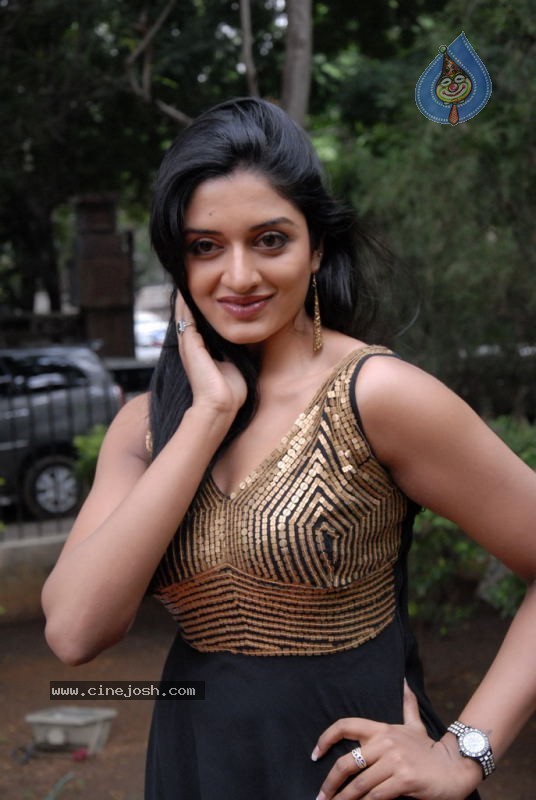 Vimala Raman Stills - 16 / 36 photos