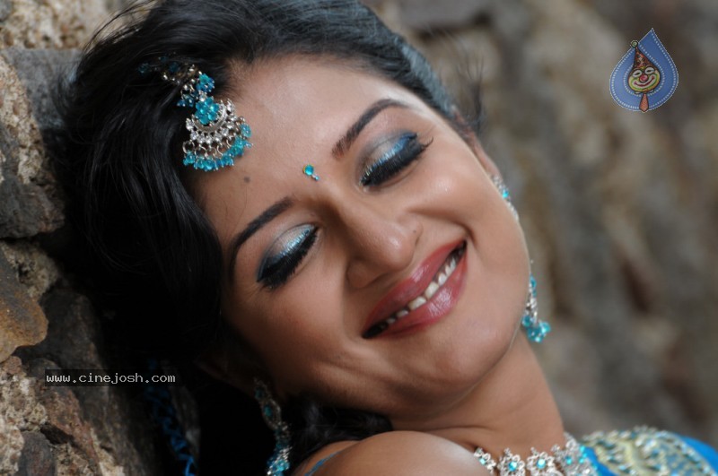 Vimala Raman Stills in Ranga the Donga Movie - 32 / 46 photos