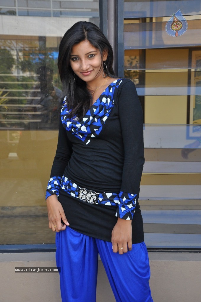 Vinisha Naidu Stills - 15 / 31 photos