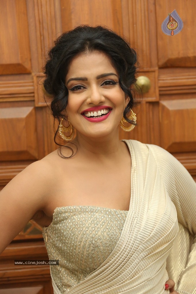 Vishakha Singh Hot Stills - 104 / 152 photos