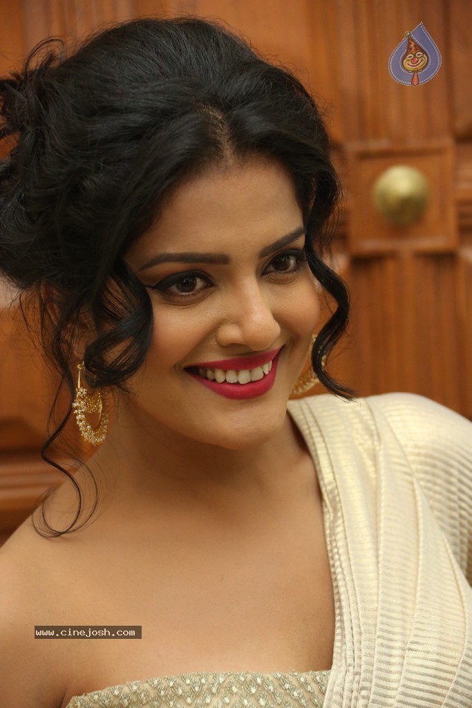 Vishakha Singh Hot Stills - 111 / 152 photos