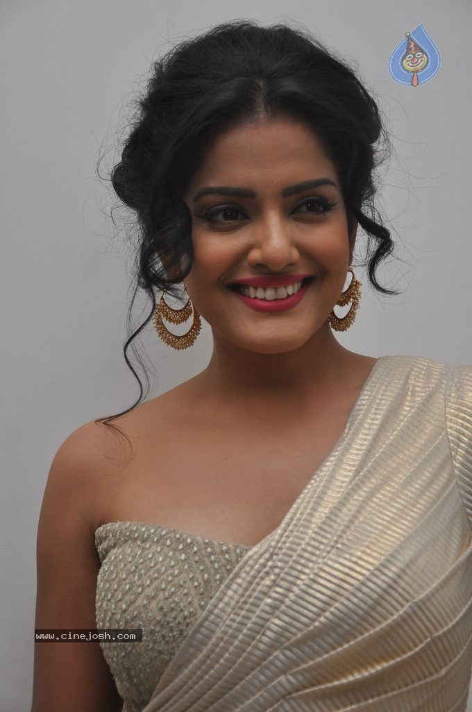 Vishakha Singh Hot Stills - 135 / 152 photos