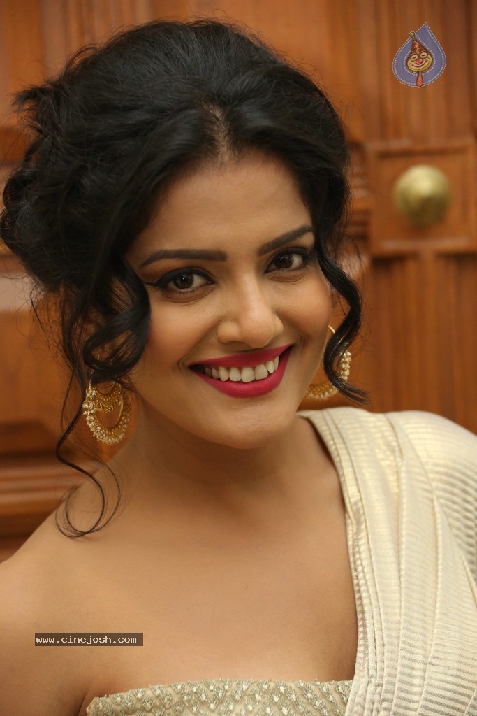 Vishakha Singh Hot Stills - 140 / 152 photos