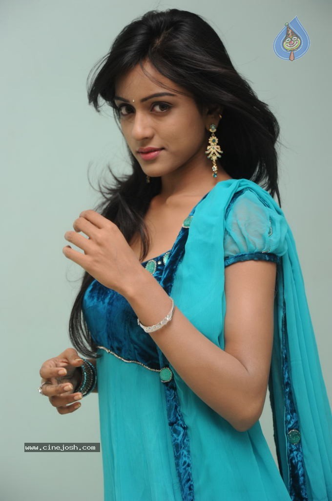Vithika Gallery - 8 / 42 photos