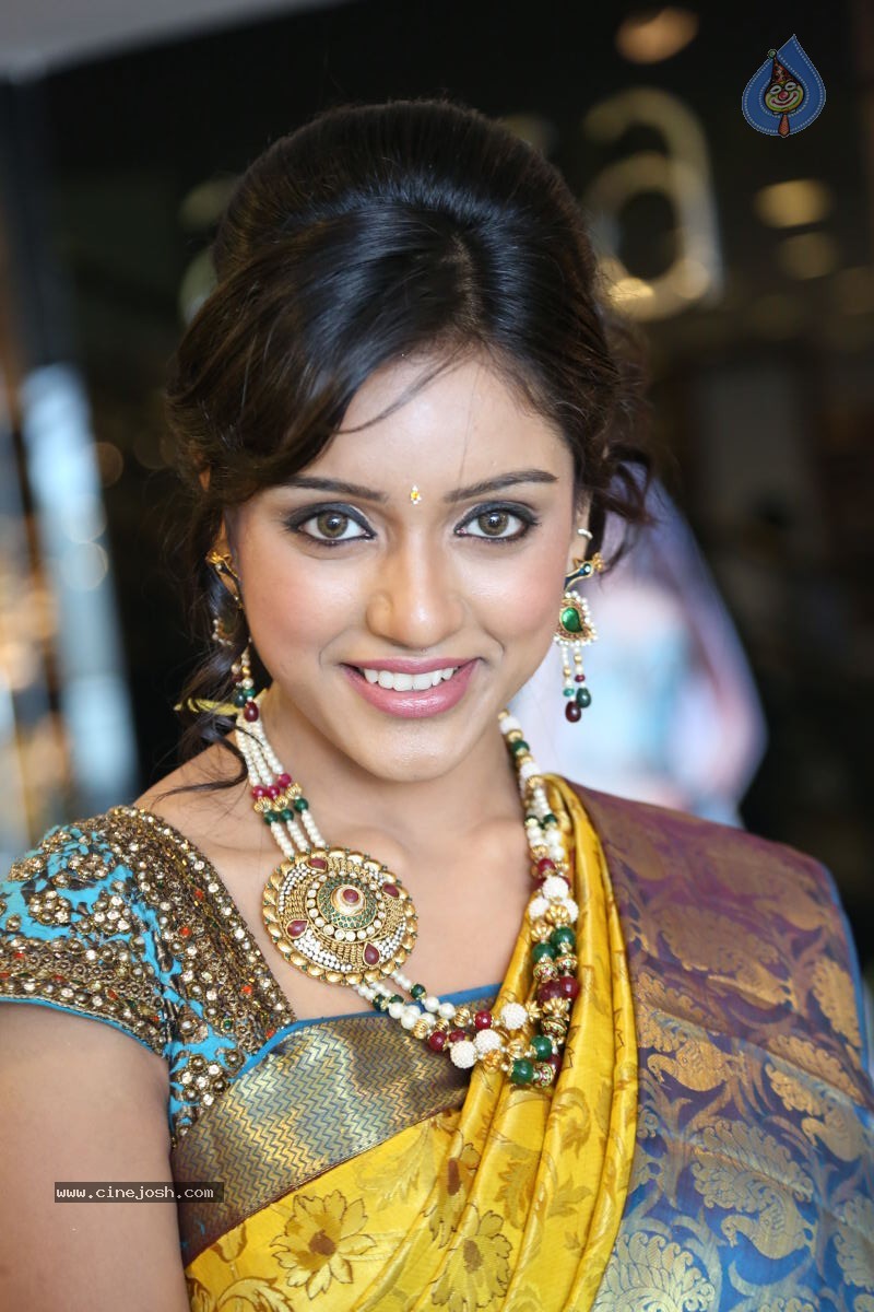 Vithika New Photos - 14 / 80 photos