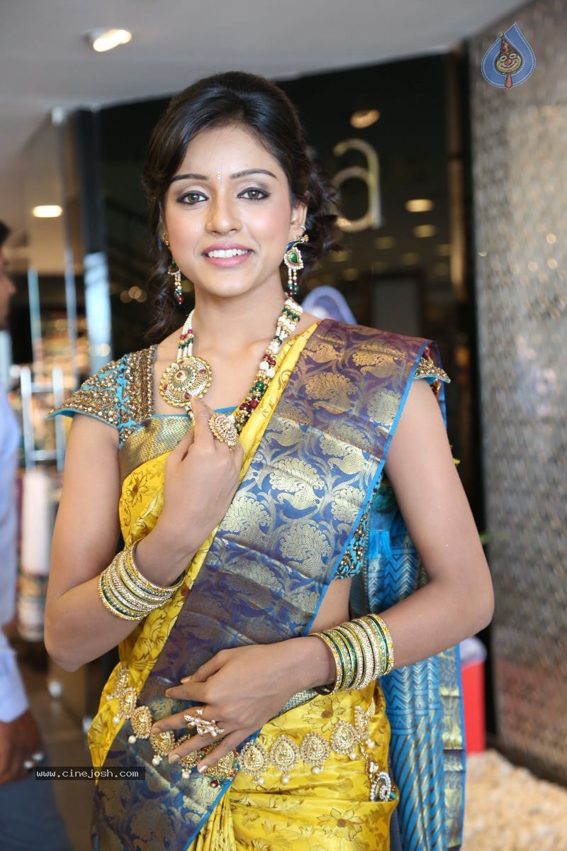 Vithika New Photos - 43 / 80 photos