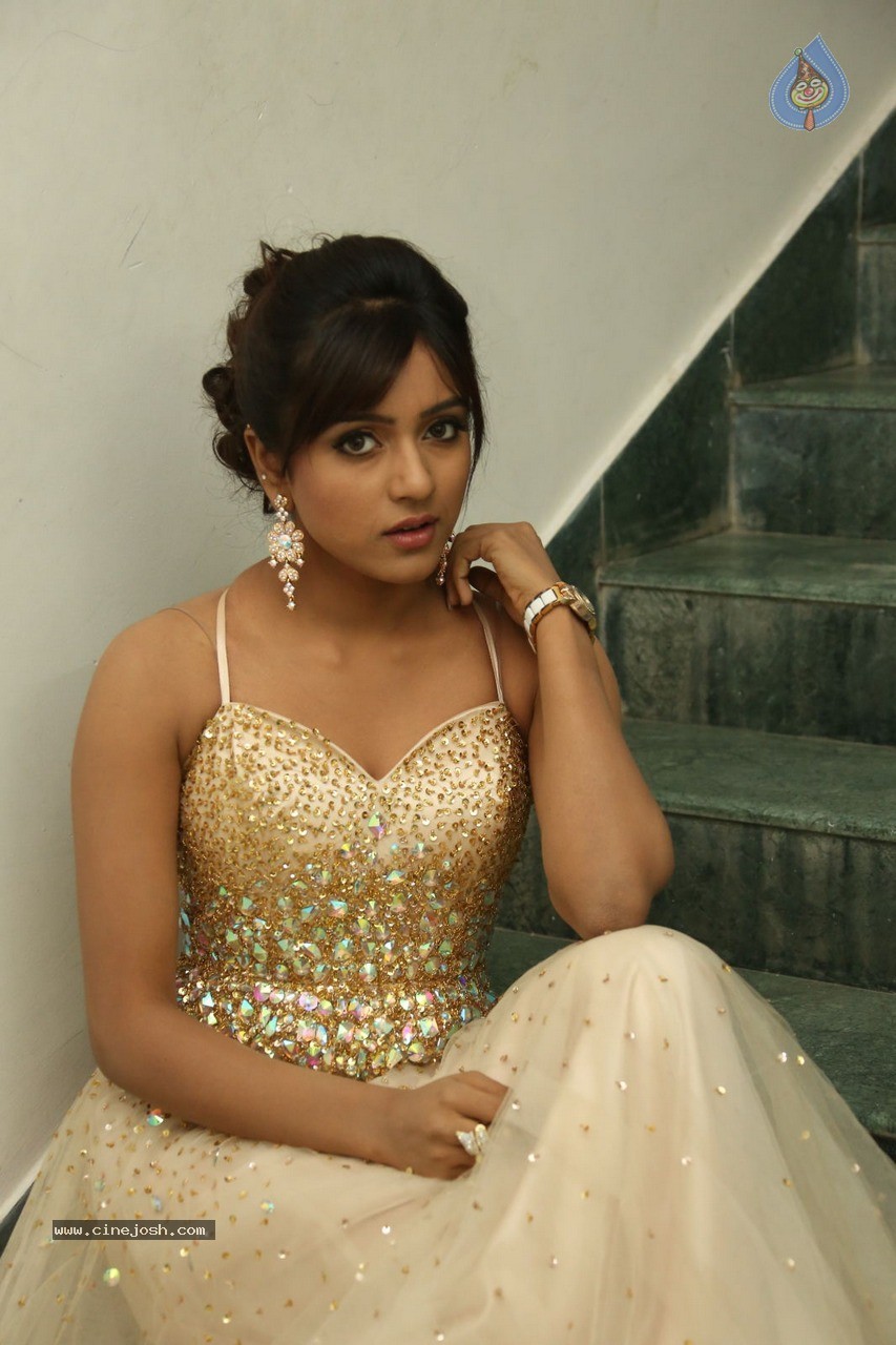Vithika Sheru Latest Gallery - 76 / 80 photos