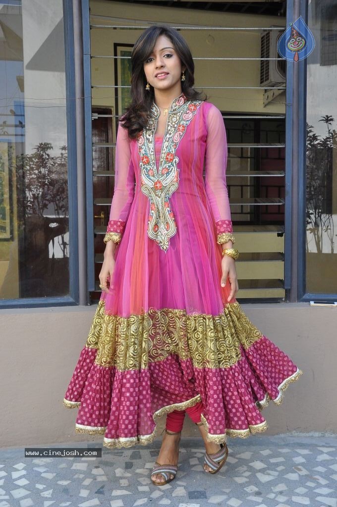 Vithika Sheru New Images - 36 / 90 photos