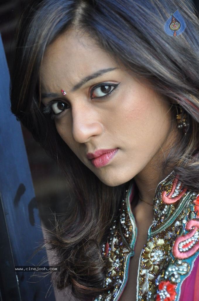 Vithika Sheru New Images - 37 / 90 photos