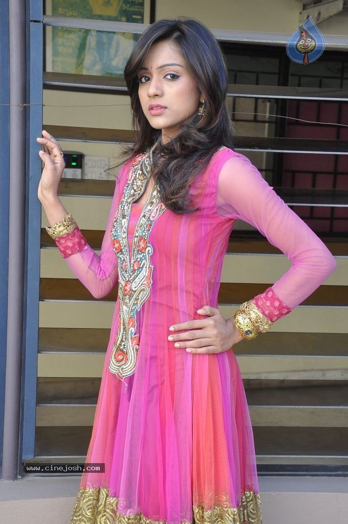 Vithika Sheru New Images - 57 / 90 photos