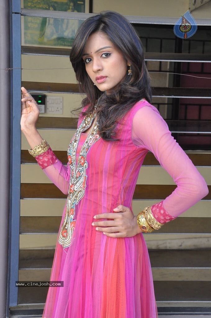 Vithika Sheru New Images - 66 / 90 photos