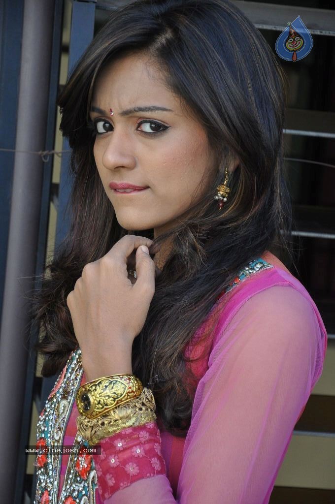 Vithika Sheru New Images - 76 / 90 photos