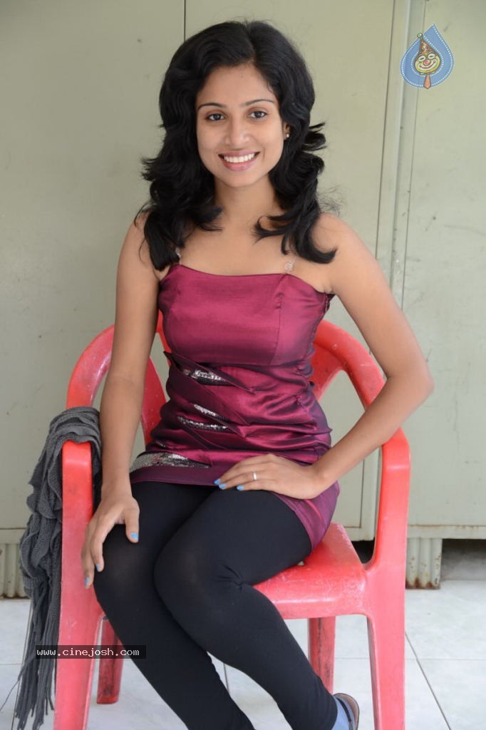 Vrushali New Stills - 103 / 114 photos