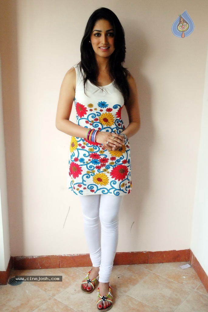 Yami Gautam New Hot Stills - 12 / 40 photos