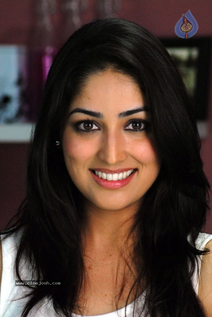 Yami Gautam New Hot Stills - 16 / 40 photos