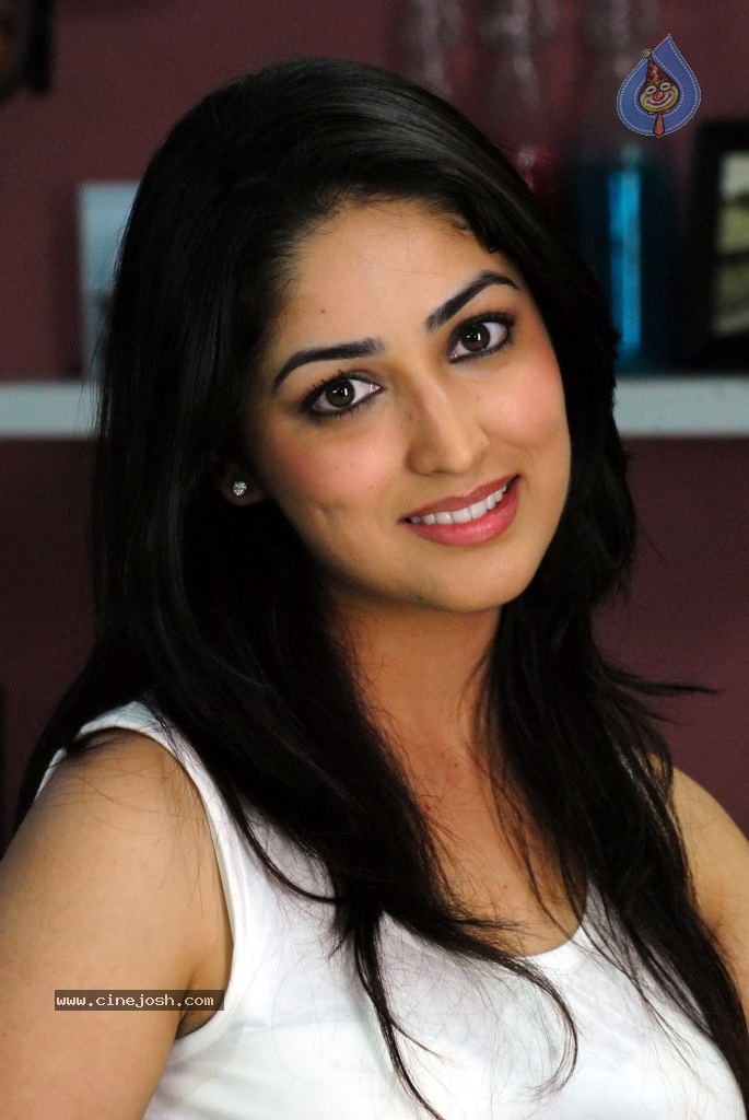 Yami Gautam New Hot Stills - 21 / 40 photos