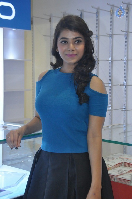 Yamini Bhaskar Latest Stills - 16 / 39 photos