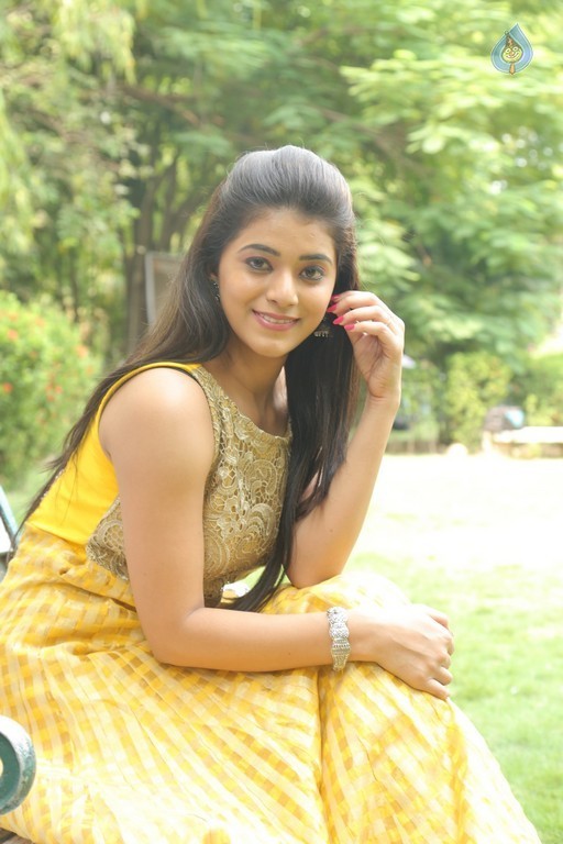 Yamini Bhaskar New Gallery - 16 / 21 photos