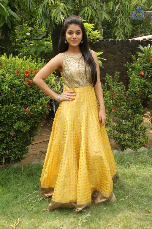 Yamini Bhaskar New Gallery - 20 / 21 photos
