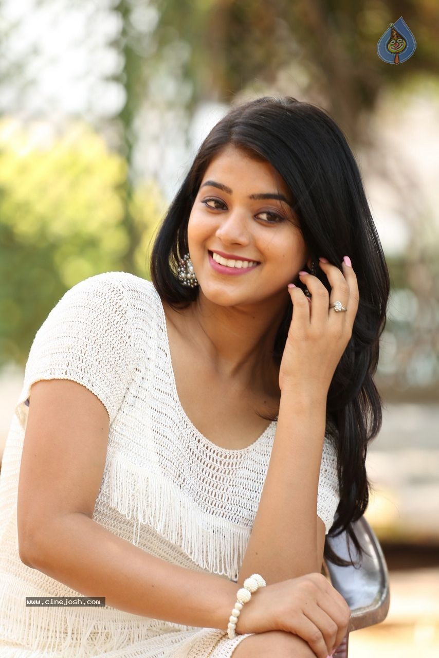 Yamini Bhaskar New Photos - 27 / 82 photos