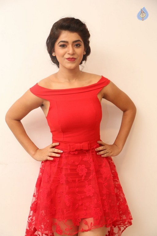 Yamini Bhaskar New Pics - 21 / 39 photos