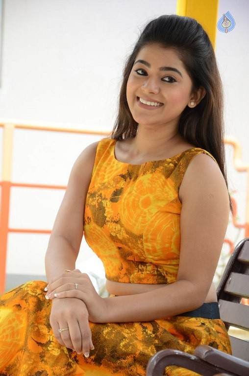 Yamini Bhaskar New Pics - 19 / 34 photos