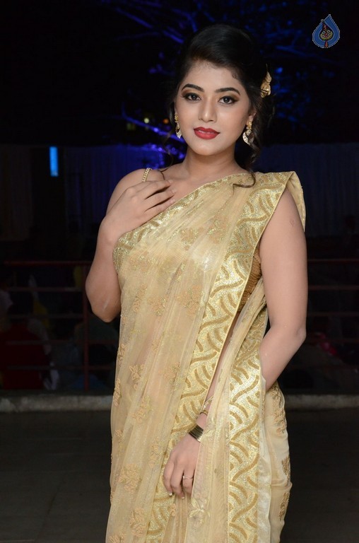 Yamini Bhasker New Pics - 14 / 33 photos