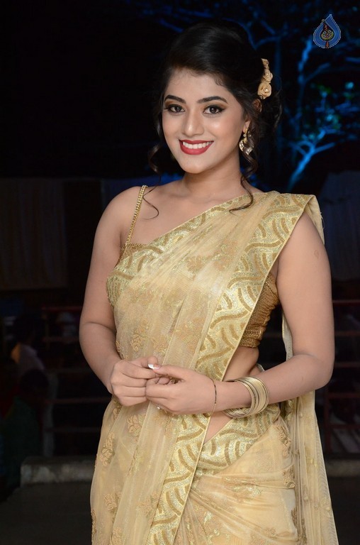Yamini Bhasker New Pics - 23 / 33 photos