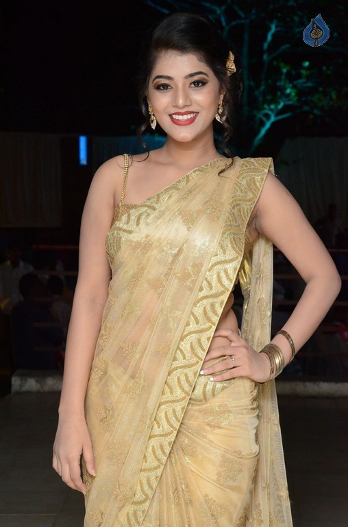 Yamini Bhasker New Pics - 28 / 33 photos