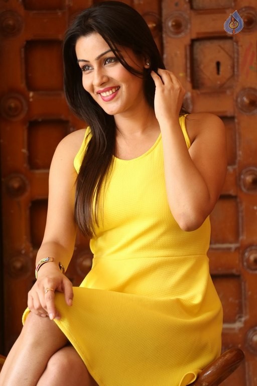 Yamini Malhotra New Photos - 19 / 34 photos