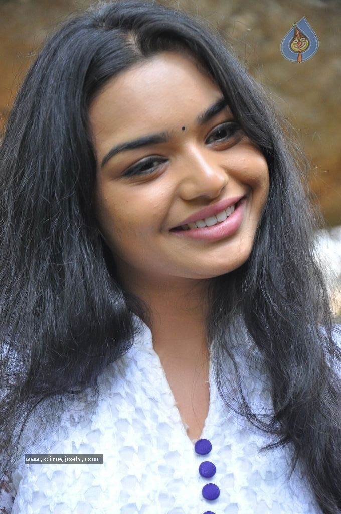 Yamini New Stills - 25 / 50 photos