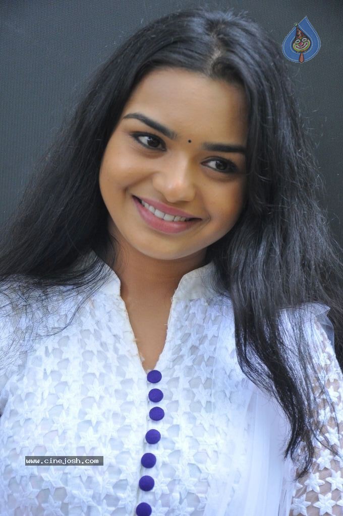 Yamini New Stills - 40 / 50 photos